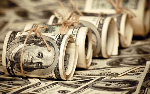 عباس عبدی: کل درآمدهای نفتی و حامل های انرژی را به دلار بین مردم توزیع کنید