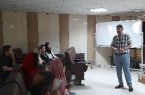 به لطافت شعر پناه برده ام تا روحم از منازعات در امان بماند/من از این محفل اکسیژن دریافت می کنم. اگر نباشد خفه می شوم!