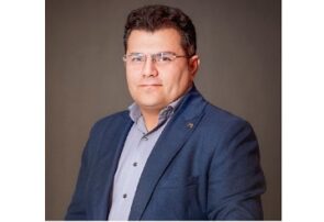 وکیل قبل از دفاع از موکل، مدافع عدالت اجتماعی و دیده‌بان قانون در محاکم است