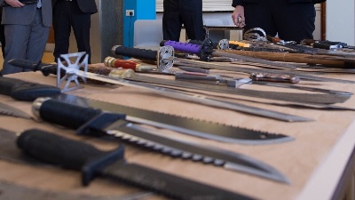 جرم چاقوکشی چیست؟ / مجازات و حکم قانونی در پروندههای ضرب و جرح با چاقو جرم چاقوکشی چیست؟ / مجازات و حکم قانونی در پروندههای ضرب و جرح با چاقو